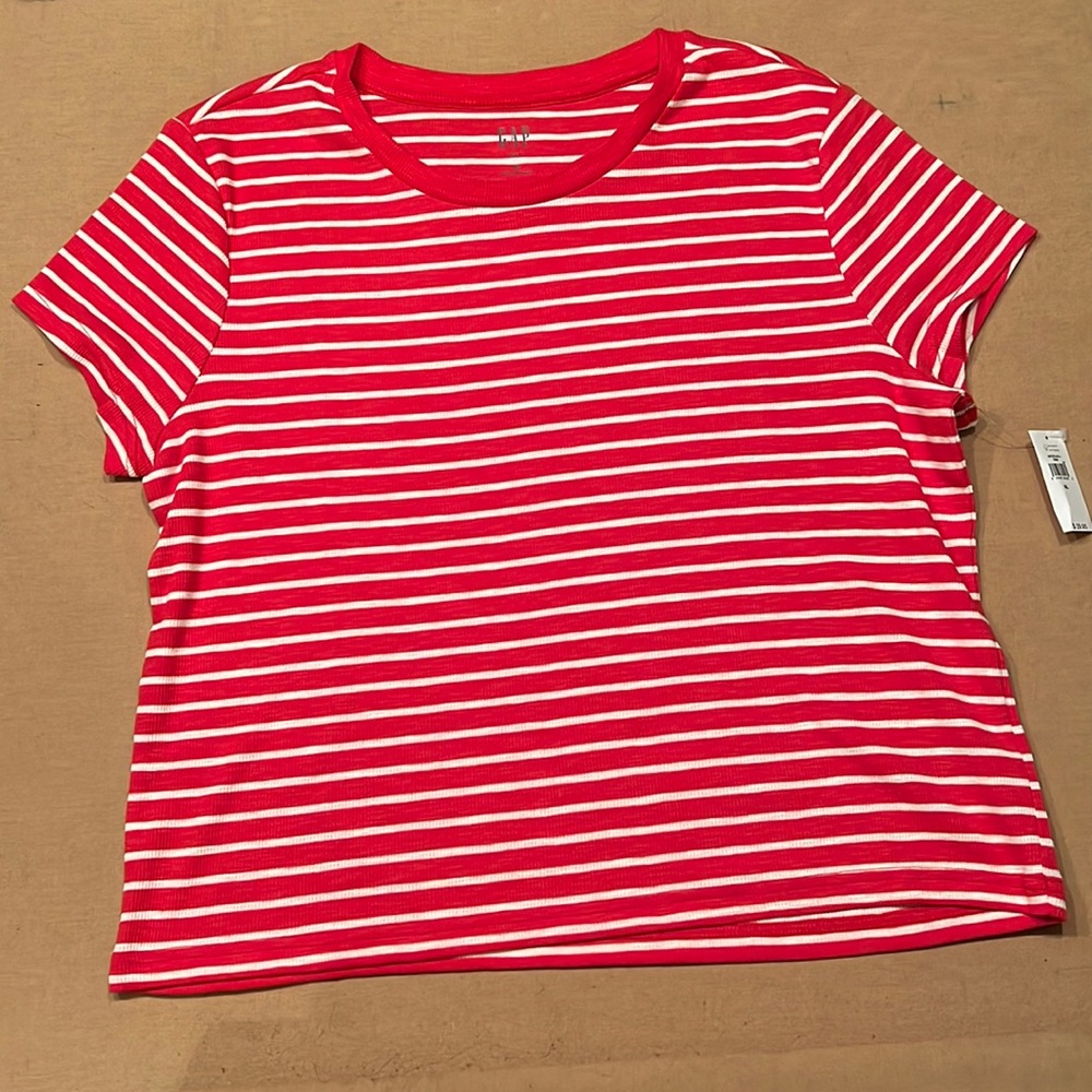 NWT GAP ribbed tee